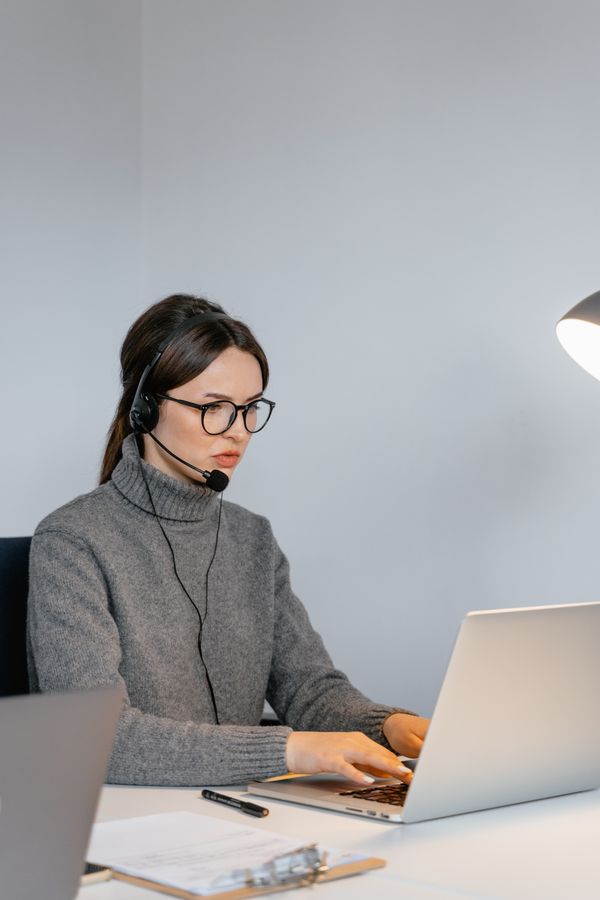 Persona atendiendo consultas digitales de clientes
