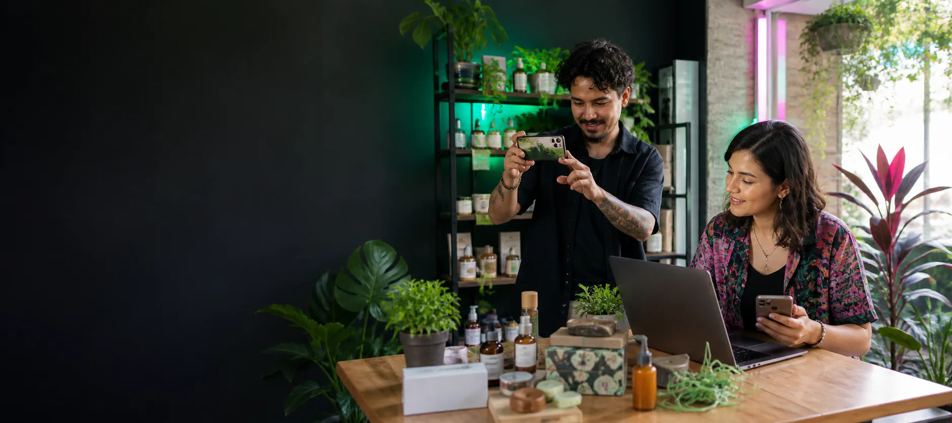 Equipo de un negocio creando contenido para mostrar sus productos