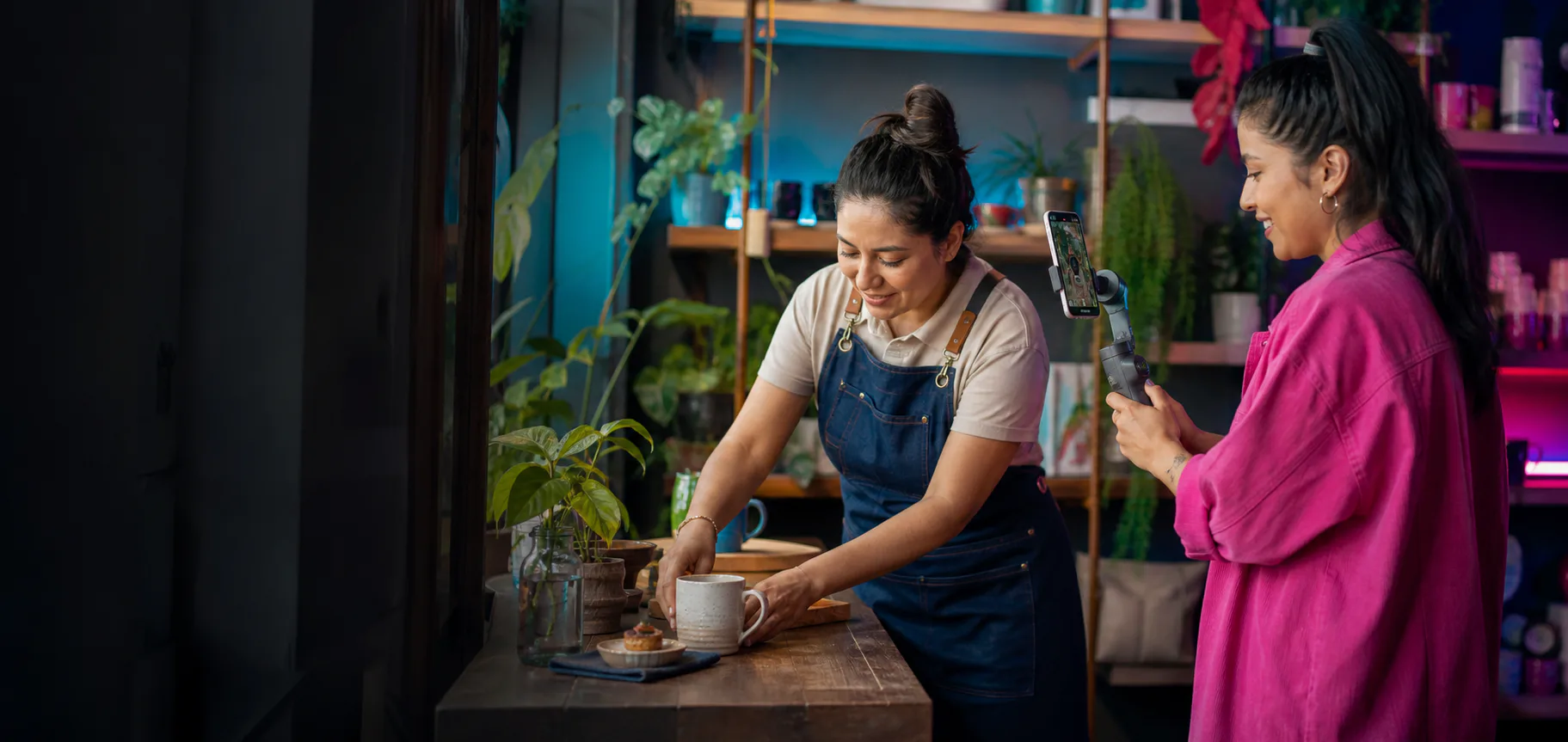 Una creadora graba a la dueña de un negocio preparando su producto