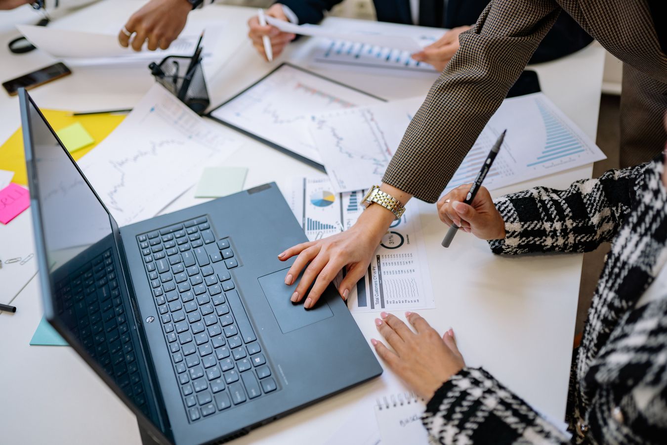 Personas trabajando en una situación real relacionada con Yishido Empresas